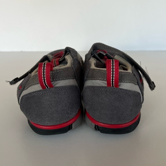 Keen Seacamp II CNX Gray and Red Youth Sandals, Big Boy Size 5 - Picture 4 of 13